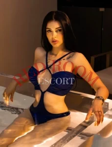 Эскортница Эмилия - грудь 3, рост 175 см, вес 55 кг, цвет волос Шатенки