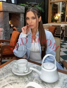 Эскортница Николь - грудь 2, рост 176 см, вес 47 кг, цвет волос Шатенки