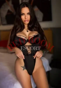 Эскортница Вероника - грудь 4, рост 170 см, вес 52 кг, цвет волос Шатенки