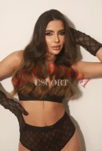 Эскортница Лора - грудь 3, рост 161 см, вес 52 кг, цвет волос Шатенки