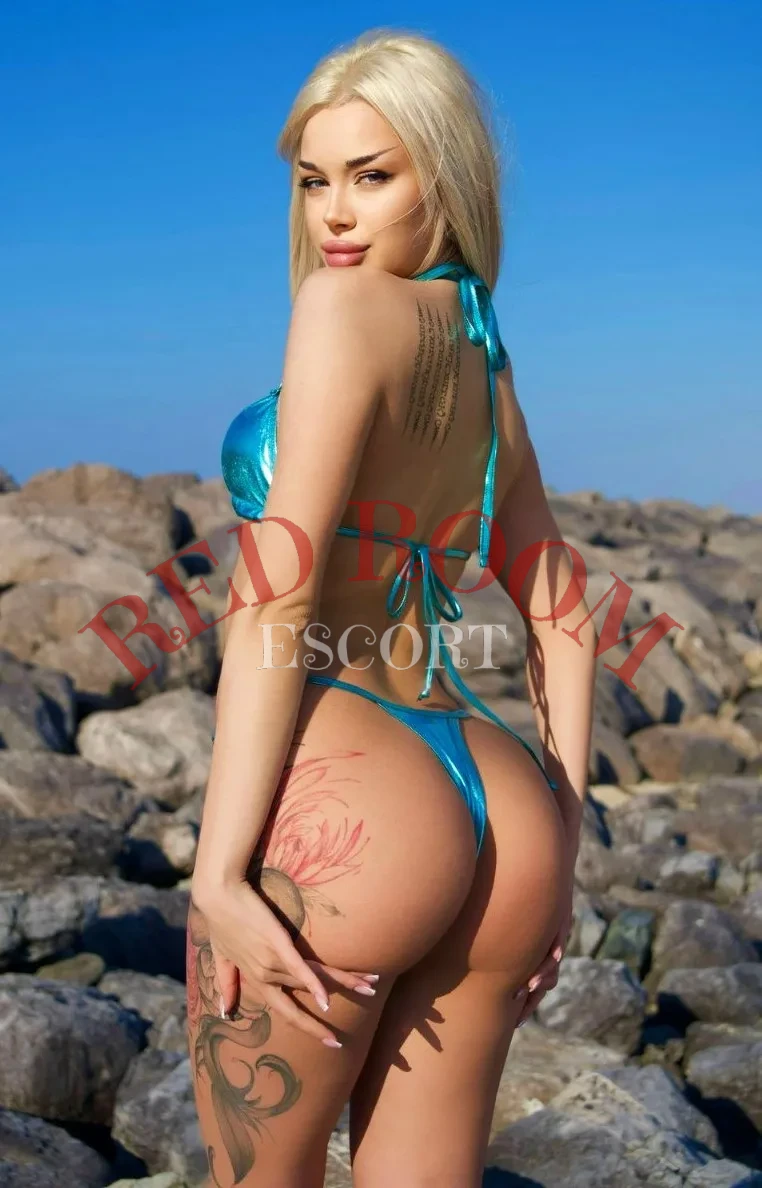 Эскортница Марина - грудь 2, рост 168 см, вес 50 кг, цвет волос Блондинки