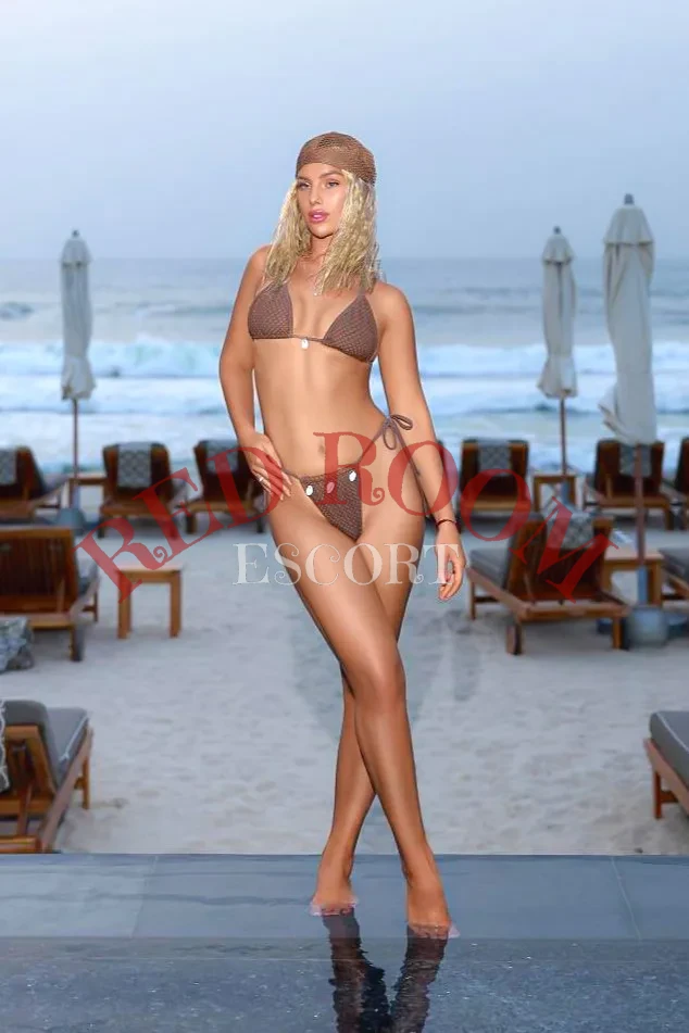 Эскортница Мария - грудь 2, рост 165 см, вес 58 кг, цвет волос Блондинки