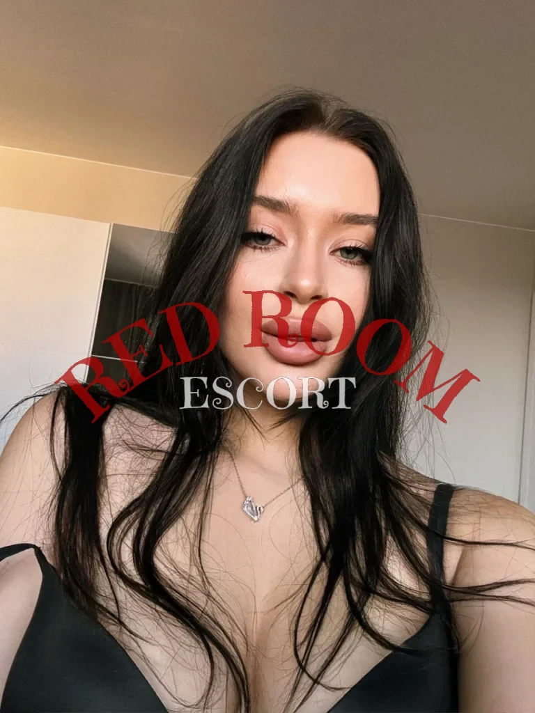 Эскортница Molli - грудь 3, рост 175 см, вес 55 кг, цвет волос Шатенки