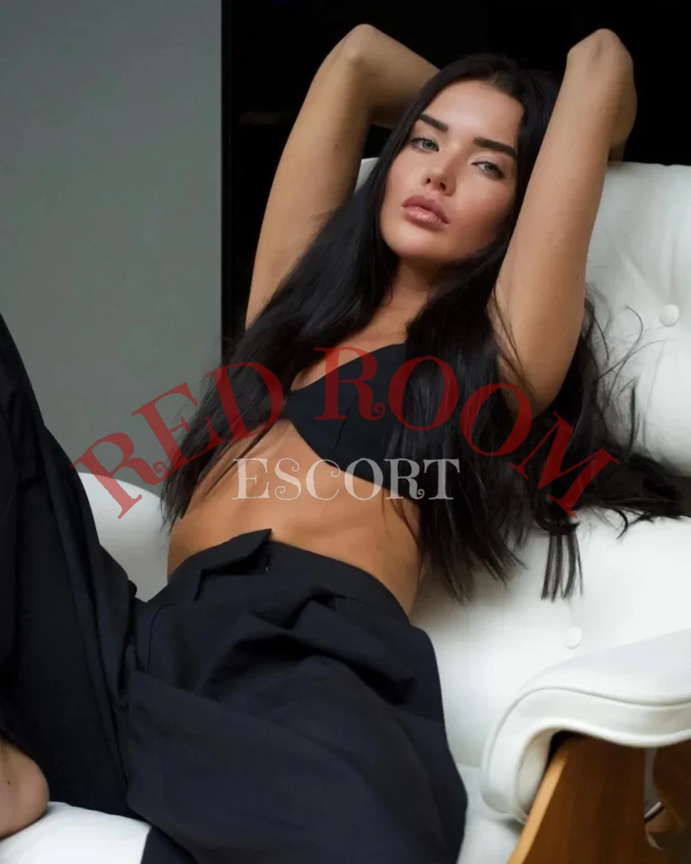 Эскортница Элиза - грудь 1, рост 170 см, вес 56 кг, цвет волос Брюнетки