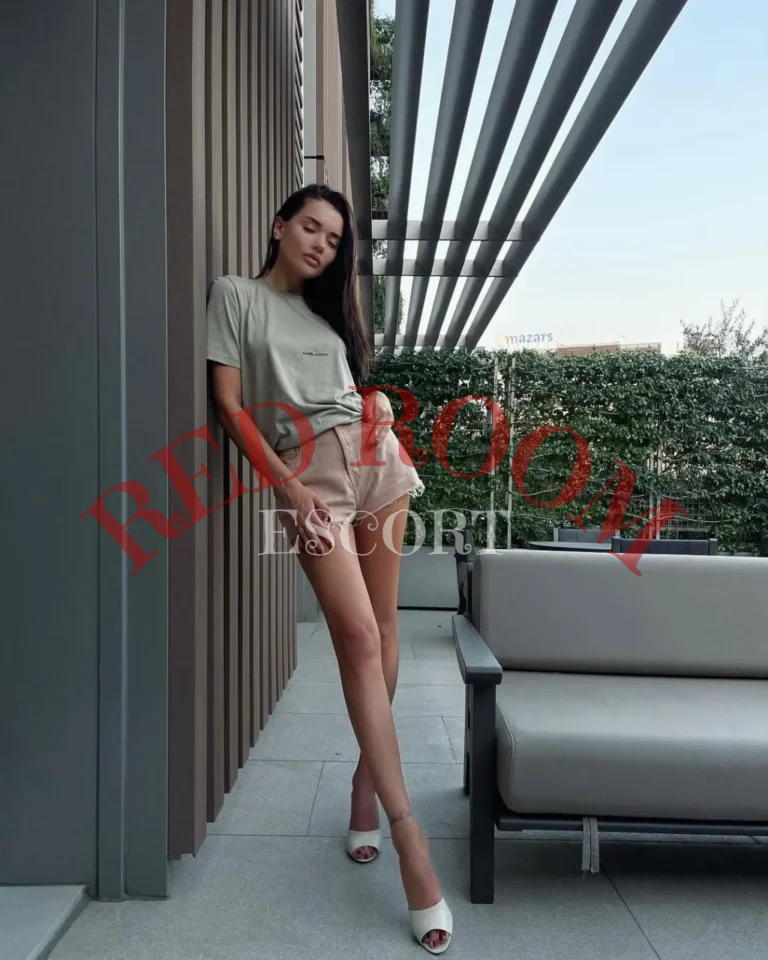 Эскортница Элиза - грудь 1, рост 170 см, вес 56 кг, цвет волос Брюнетки