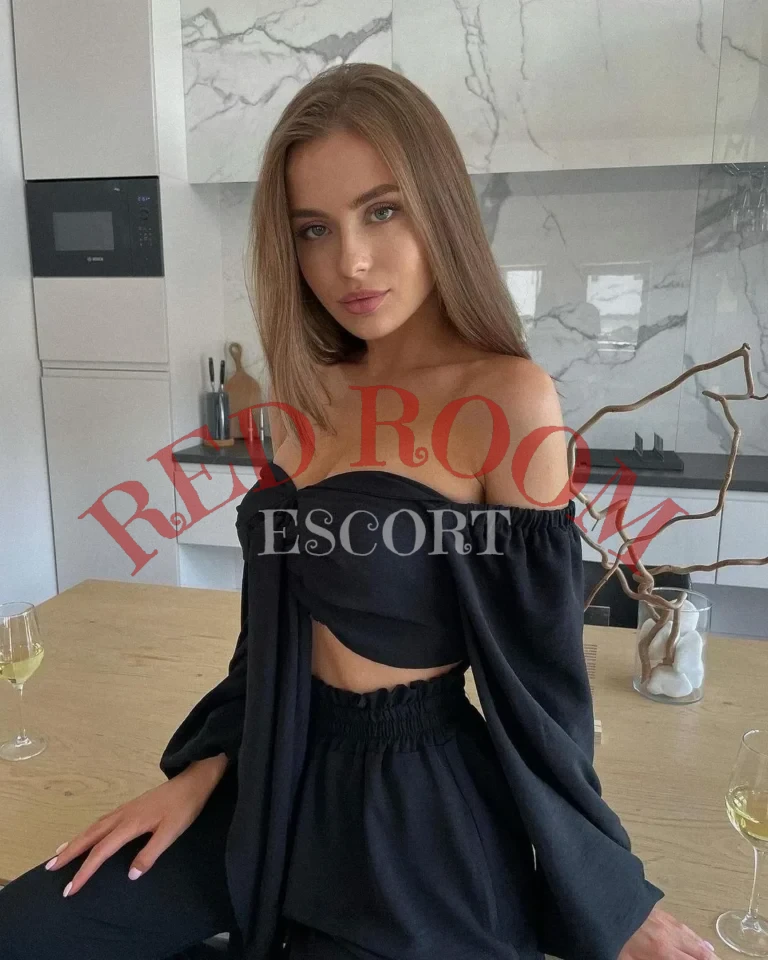 Эскортница Фелисити - грудь 2, рост 173 см, вес 58 кг, цвет волос Шатенки