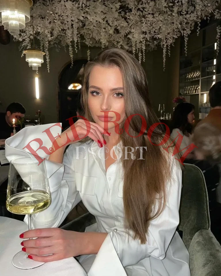 Эскортница Фелисити - грудь 2, рост 173 см, вес 58 кг, цвет волос Шатенки
