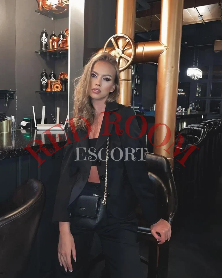 Эскортница Франческа - грудь 1, рост 175 см, вес 57 кг, цвет волос Блондинки