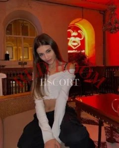 Эскортница Джемма - грудь 1, рост 179 см, вес 61 кг, цвет волос Брюнетки