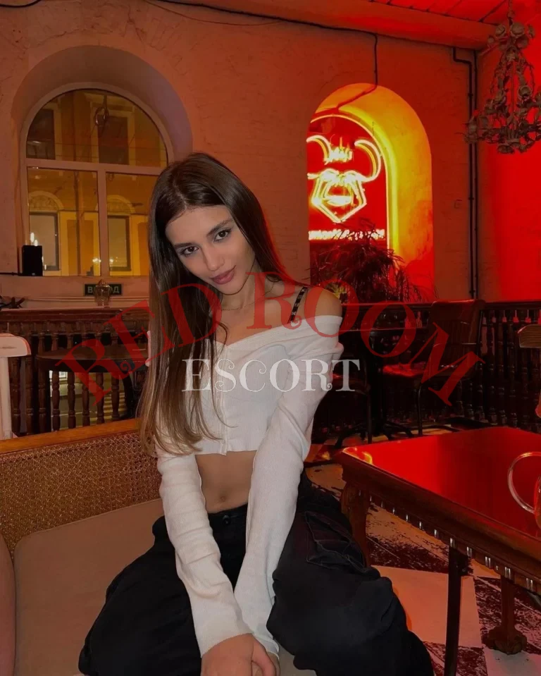 Эскортница Джемма - грудь 1, рост 179 см, вес 61 кг, цвет волос Брюнетки