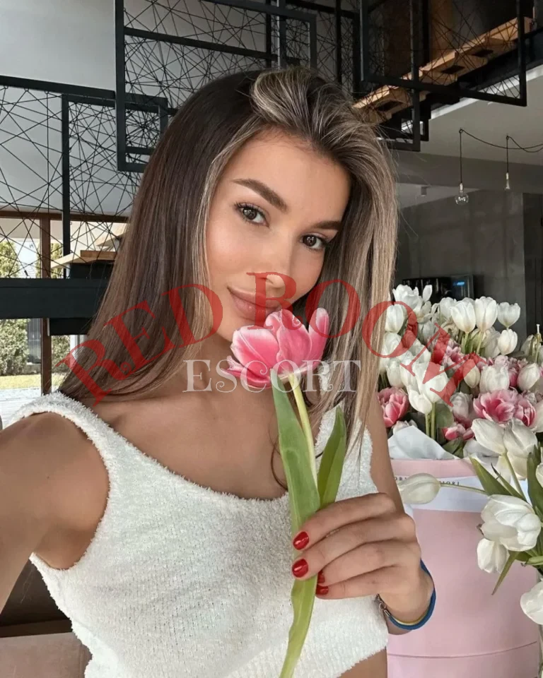 Эскортница Кэти - грудь 1, рост 175 см, вес 57 кг, цвет волос Брюнетки