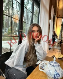 Эскортница Лара - грудь 1, рост 168 см, вес 56 кг, цвет волос Блондинки