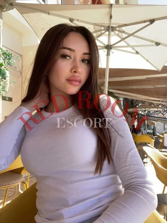 Эскортница Лола - грудь 3, рост 175 см, вес 58 кг, цвет волос Брюнетки
