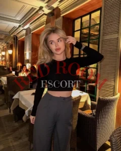 Эскортница Мэделин - грудь 1, рост 168 см, вес 55 кг, цвет волос Блондинки
