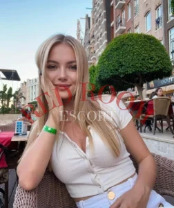 Эскортница Мейзи - грудь 1, рост 170 см, вес 55 кг, цвет волос Блондинки