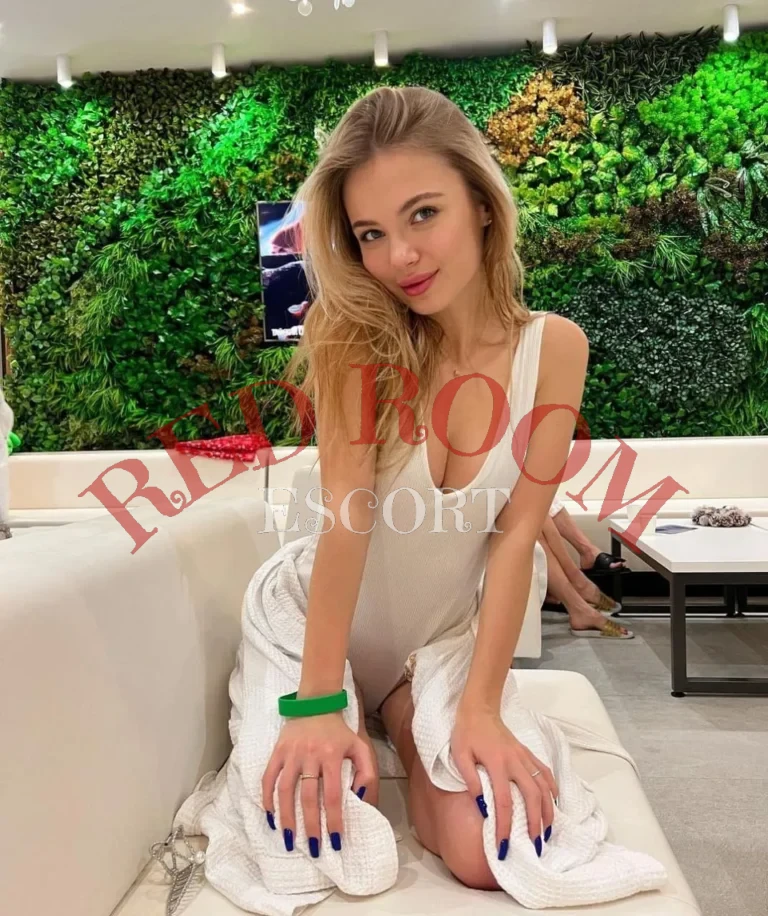 Эскортница Мейзи - грудь 1, рост 170 см, вес 55 кг, цвет волос Блондинки