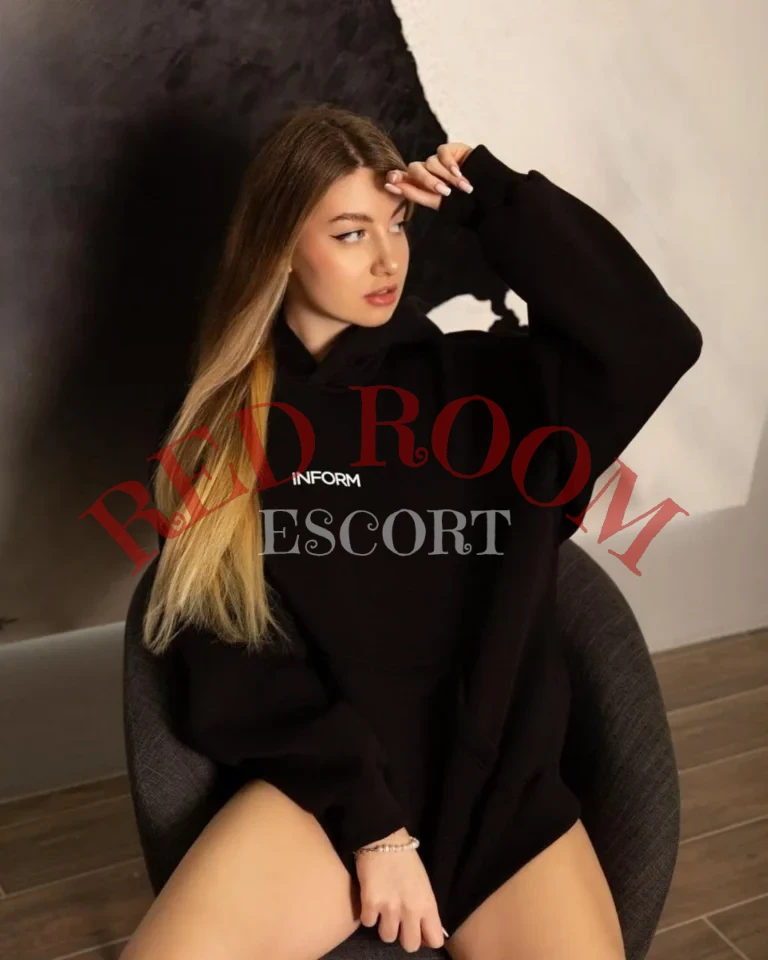 Эскортница Нина - грудь 1, рост 172 см, вес 56 кг, цвет волос Блондинки