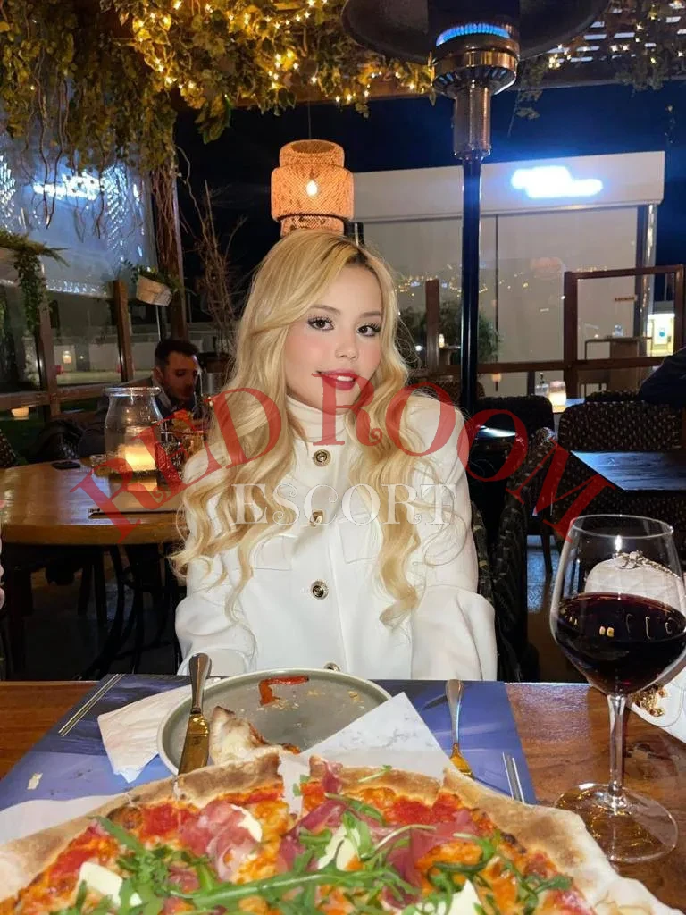 Эскортница Рейчел - грудь 2, рост 169 см, вес 55 кг, цвет волос Блондинки