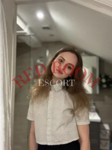 Эскортница Райли - грудь 1, рост 170 см, вес 56 кг, цвет волос Шатенки