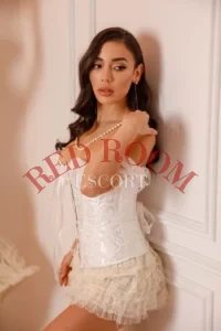 Эскортница Адриана - грудь 3, рост 175 см, вес 59 кг, цвет волос Брюнетки