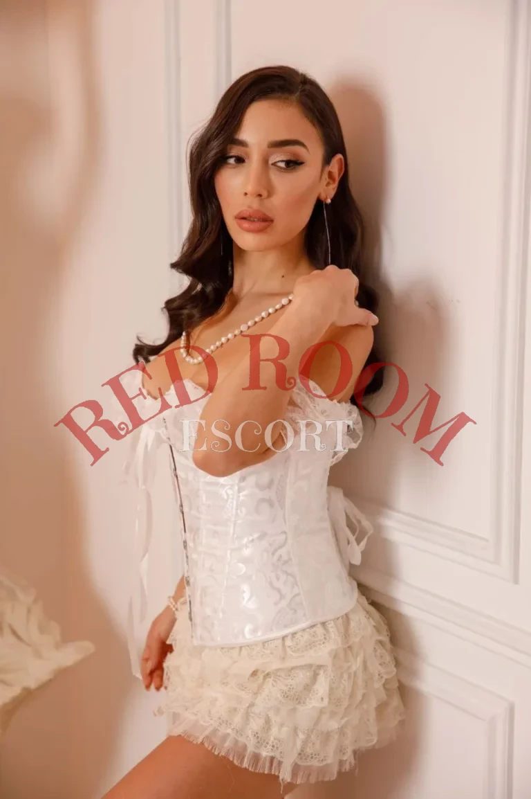 Эскортница Адриана - грудь 3, рост 175 см, вес 59 кг, цвет волос Брюнетки
