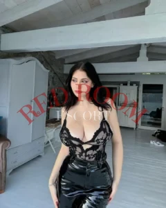 Эскортница Фрея - грудь 4, рост 175 см, вес 63 кг, цвет волос Брюнетки