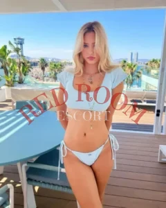 Эскортница Мэри - грудь 2, рост 160 см, вес 61 кг, цвет волос Блондинки