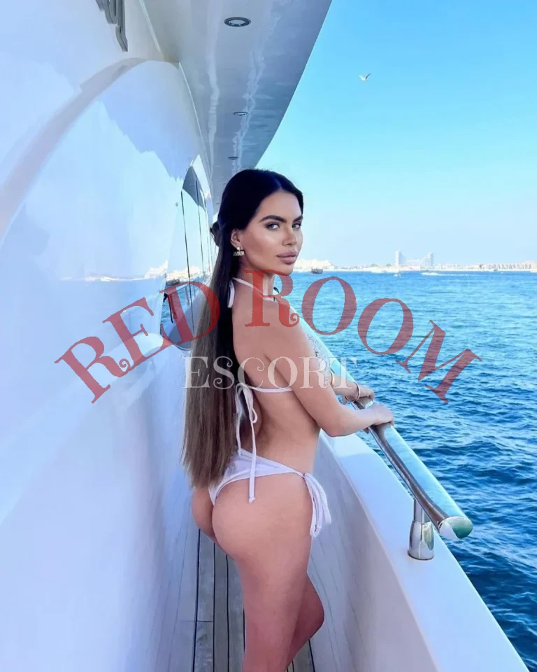 Эскортница Авиана - грудь 2, рост 170 см, вес 60 кг, цвет волос Брюнетки