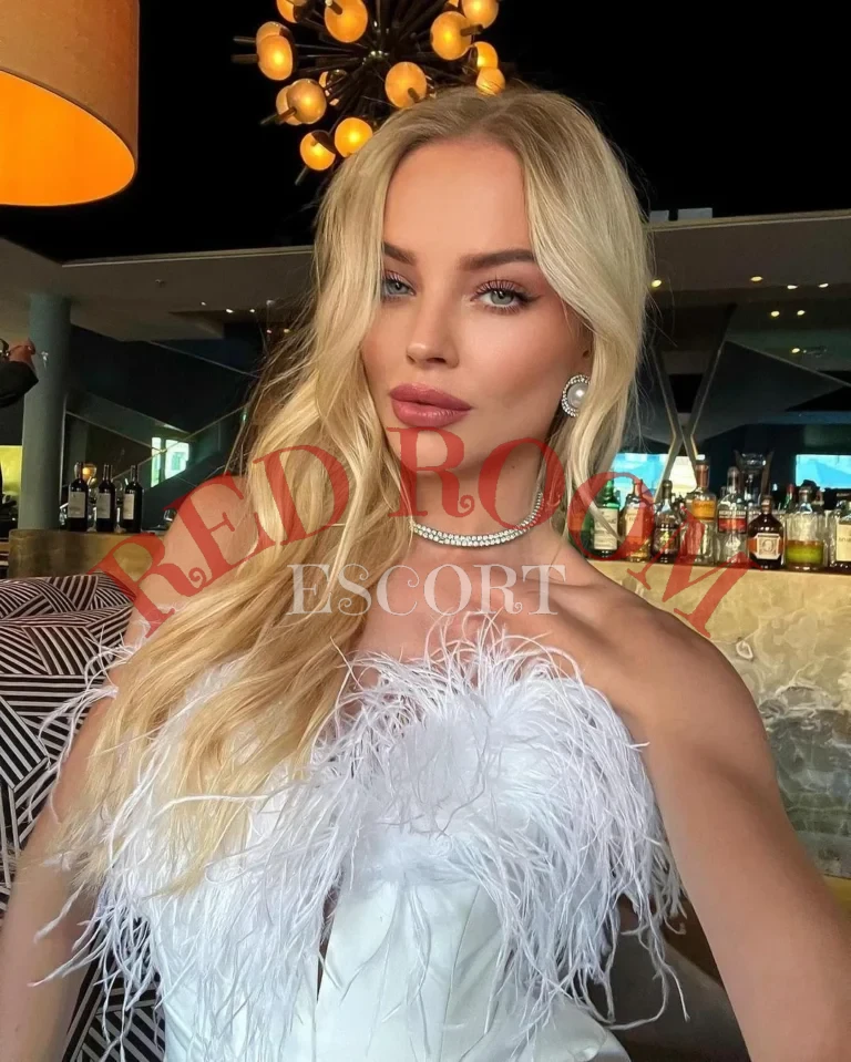 Эскортница Зоэль - грудь 2, рост 175 см, вес 55 кг, цвет волос Блондинки