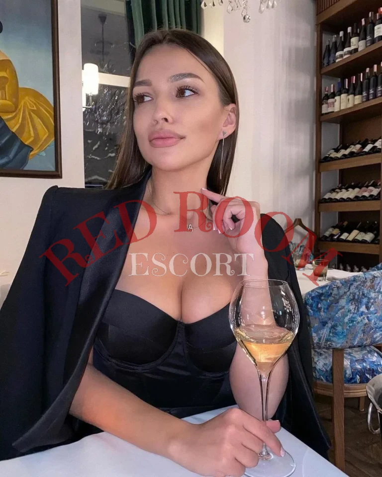 Эскортница Кора - грудь 2, рост 177 см, вес 61 кг, цвет волос Шатенки