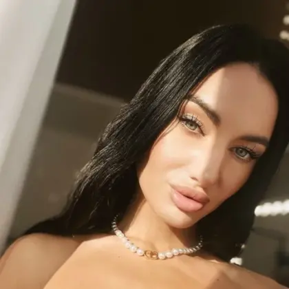 Эскортница Изабелла - грудь 3, рост 170 см, вес 50 кг, цвет волос Брюнетки