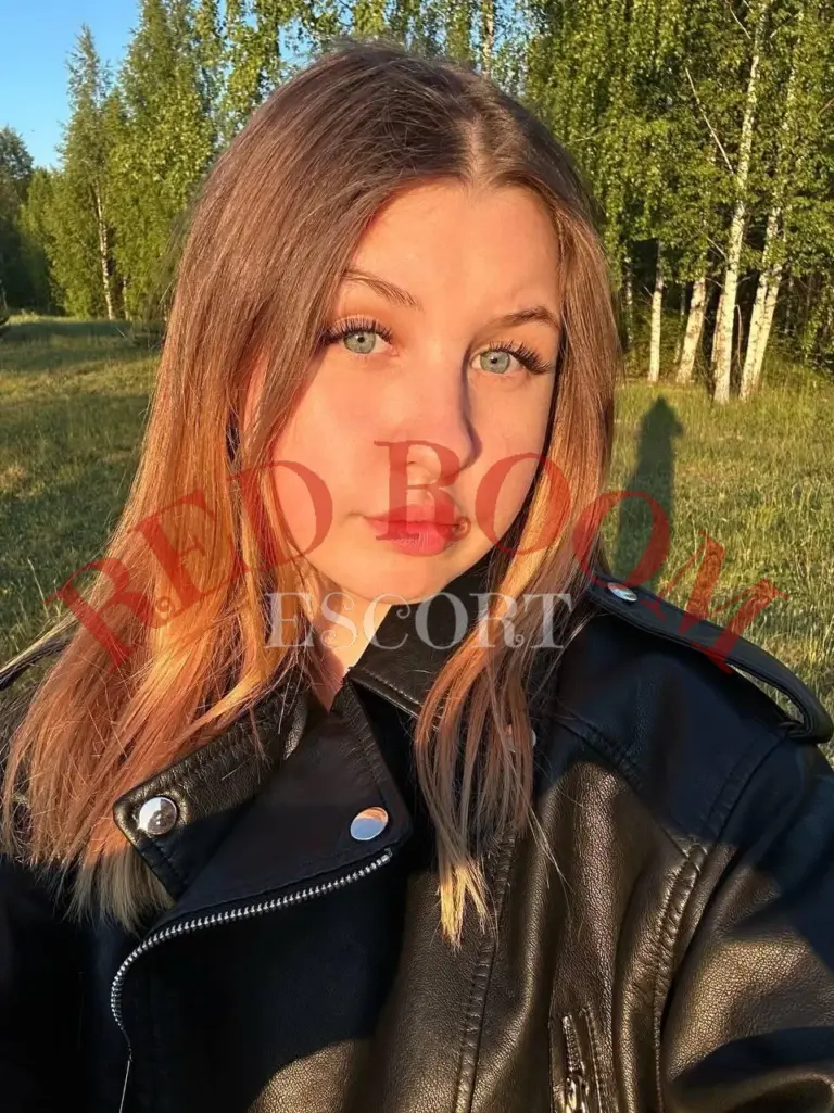 Эскортница Мила - грудь 1, рост 160 см, вес 51 кг, цвет волос Шатенки