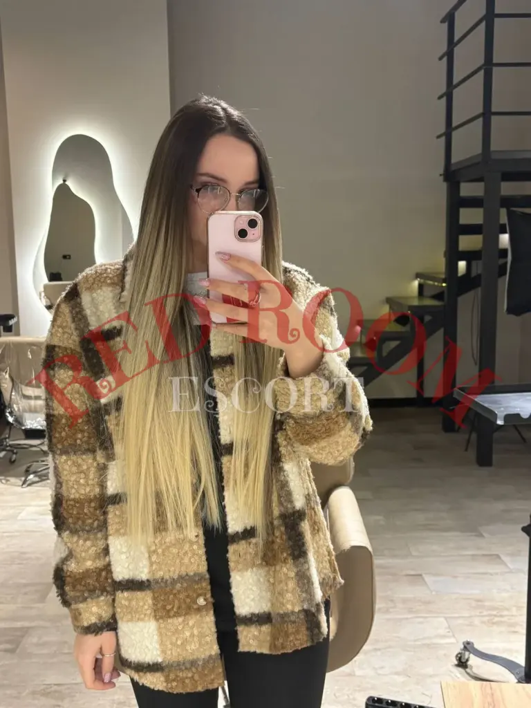 Эскортница Рауш - грудь 1, рост 167 см, вес 57 кг, цвет волос Блондинки
