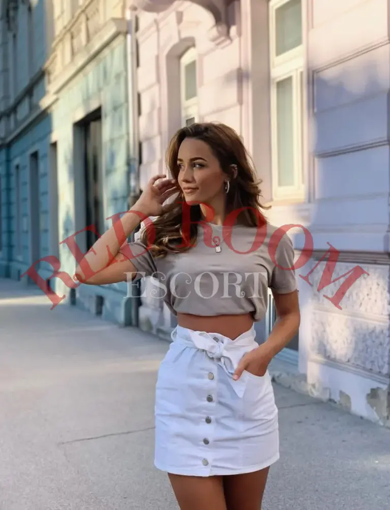 Эскортница Ница - грудь 1, рост 168 см, вес 53 кг, цвет волос Шатенки