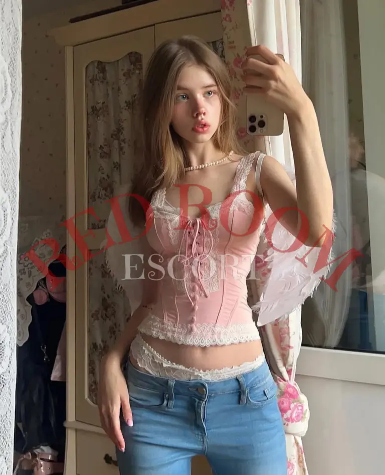 Эскортница Кира  - грудь 1.5, рост 171 см, вес 52 кг, цвет волос Русые