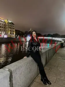 Эскортница Лейла - грудь 3, рост 170 см, вес 60 кг, цвет волос Русые
