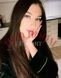 Эскортница Шахзода - цвет волос Брюнетки