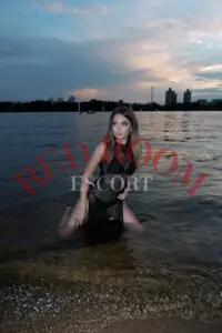 Эскортница Мадира - грудь 0.5, рост 164 см, вес 53 кг, цвет волос Шатенки
