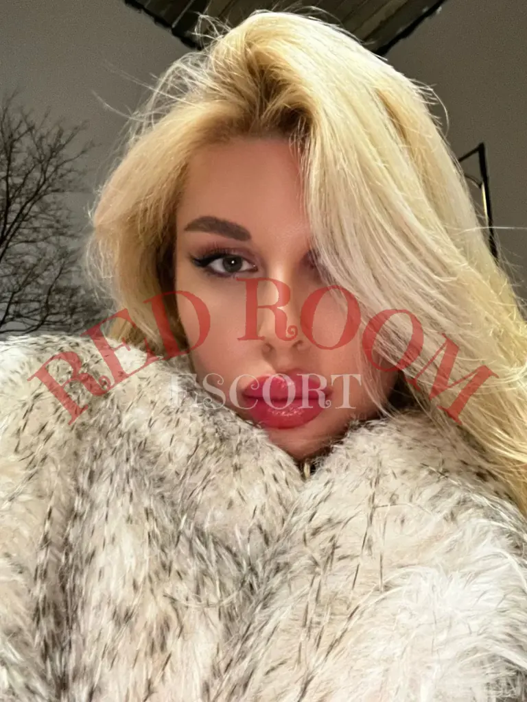 Эскортница Абелла - грудь 1.5, рост 180 см, вес 67 кг, цвет волос Шатенки