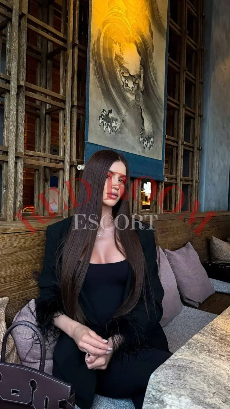 Эскортница Рокси - грудь 3, рост 170 см, вес 52 кг, цвет волос Русые