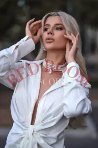 Эскортница Элен - грудь 2, рост 176 см, вес 56 кг, цвет волос Блондинки