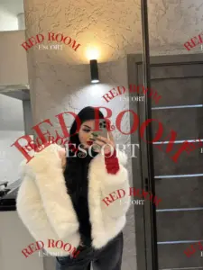 Эскортница Сара - грудь 3, рост 170 см, вес 63 кг, цвет волос Брюнетки