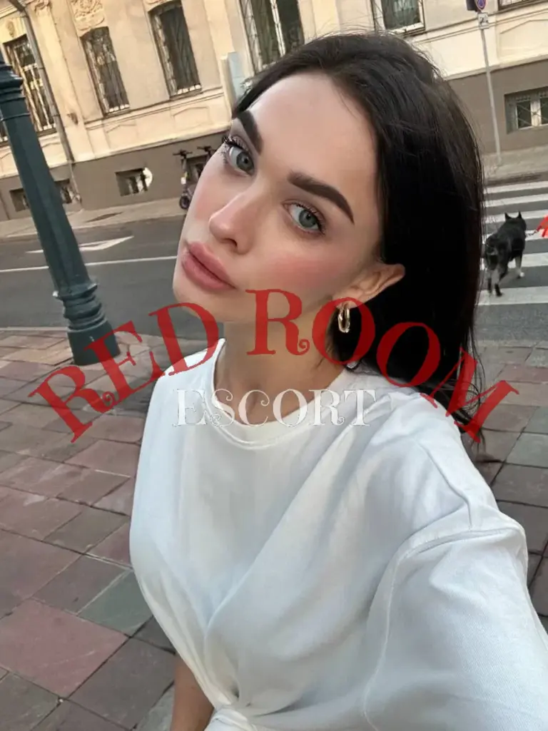 Эскортница Арина - грудь 2, рост 171 см, вес 50 кг, цвет волос Брюнетки
