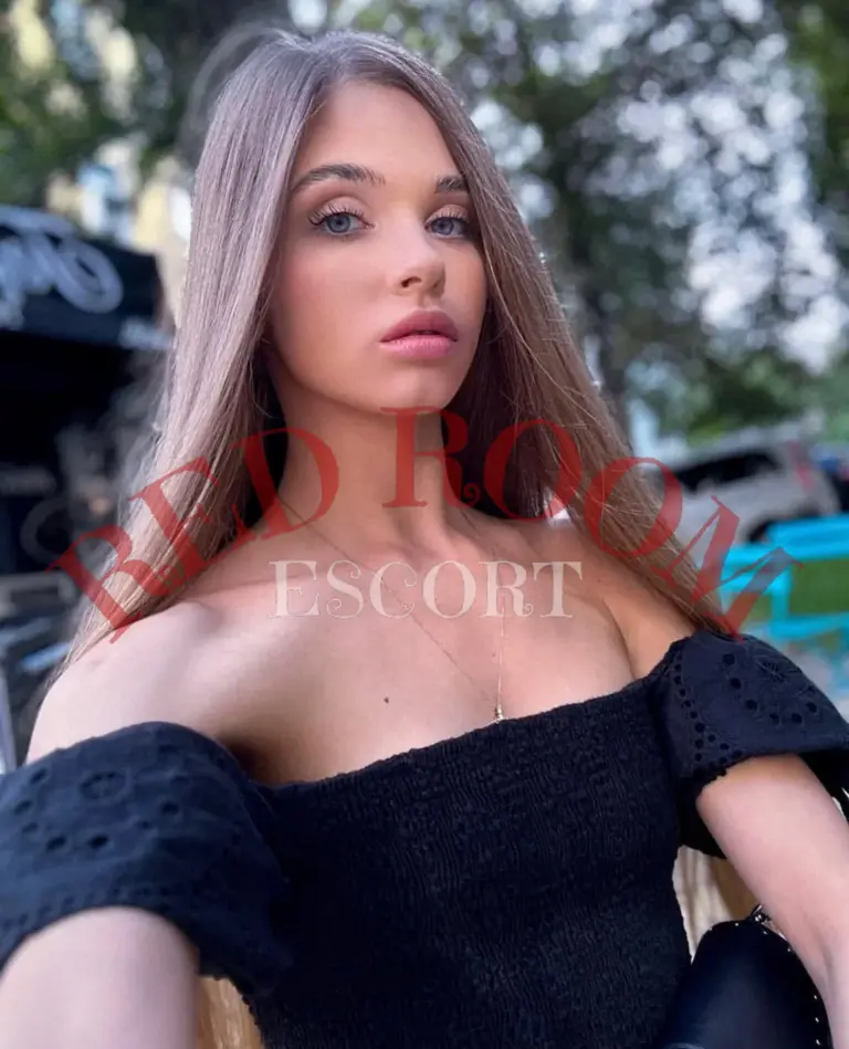 Эскортница Саломе - грудь 1, рост 170 см, вес 52 кг, цвет волос Шатенки