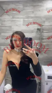 Эскортница Селена - грудь 2, рост 165 см, вес 47 кг, цвет волос Брюнетки