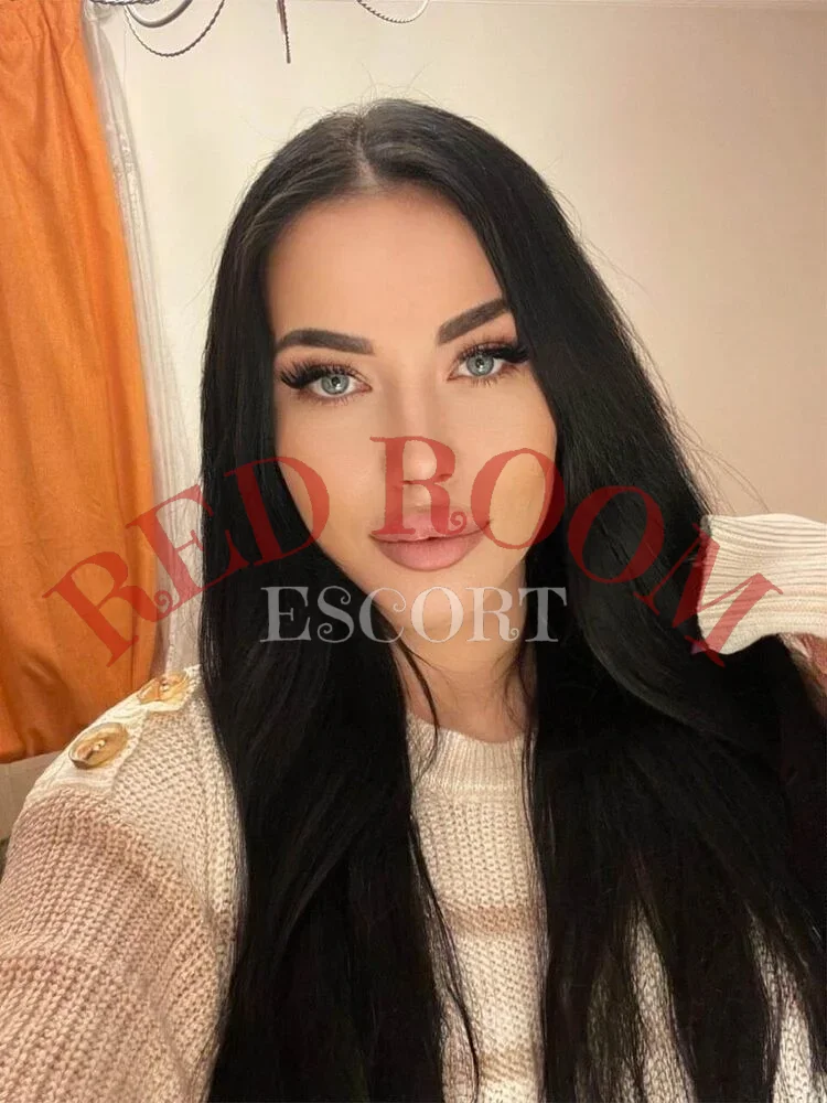 Эскортница Изабелла - грудь 3, рост 170 см, вес 50 кг, цвет волос Брюнетки