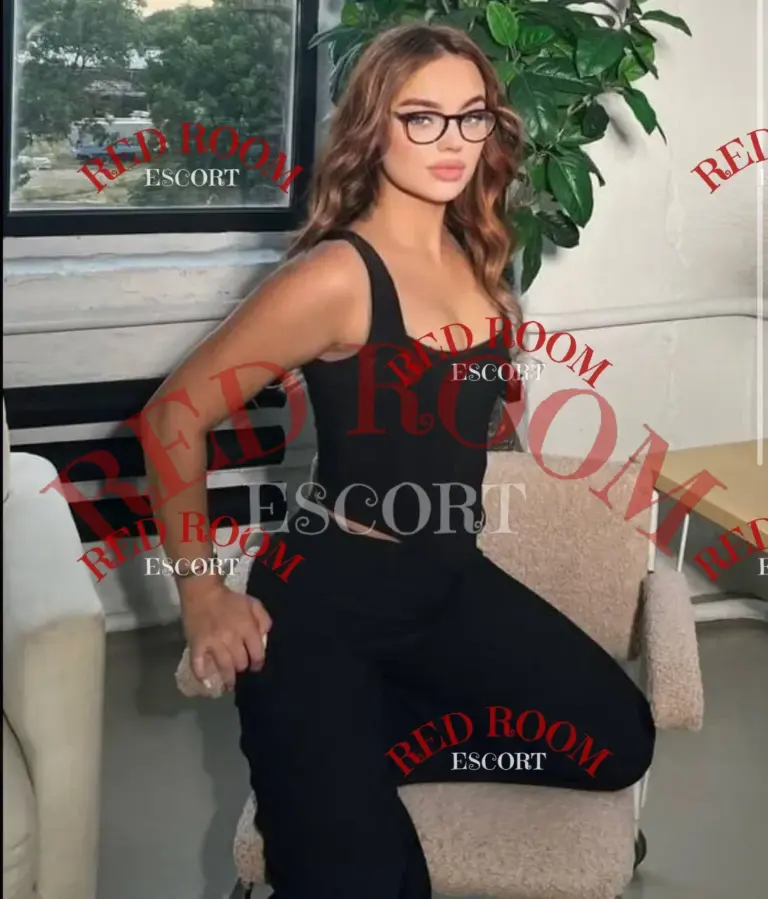 Эскортница Бетти - грудь 3, рост 170 см, вес 55 кг, цвет волос Брюнетки