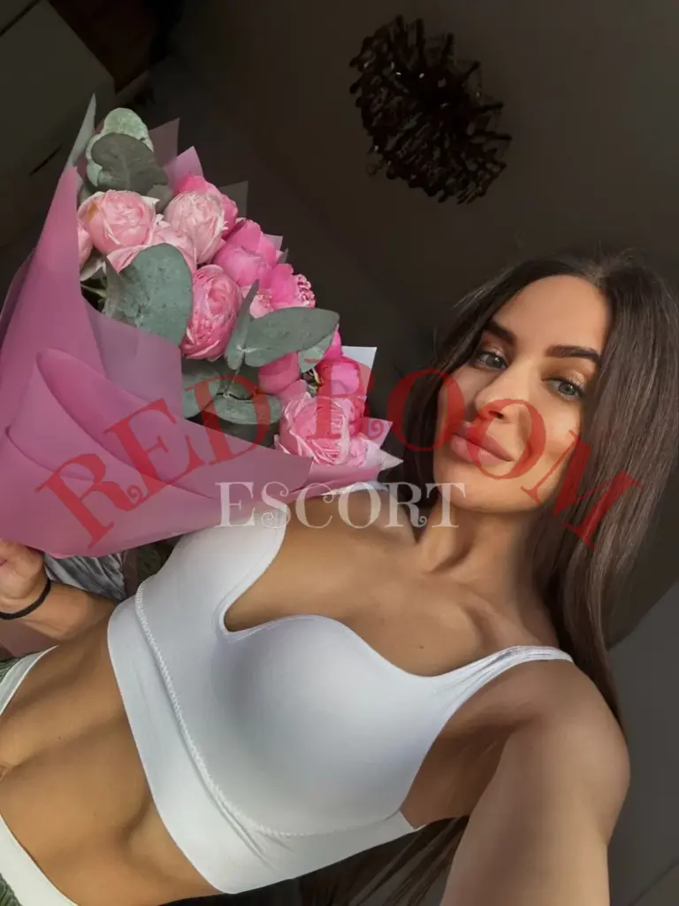 Эскортница Рита - грудь 2.5, рост 165 см, вес 45 кг, цвет волос Брюнетки