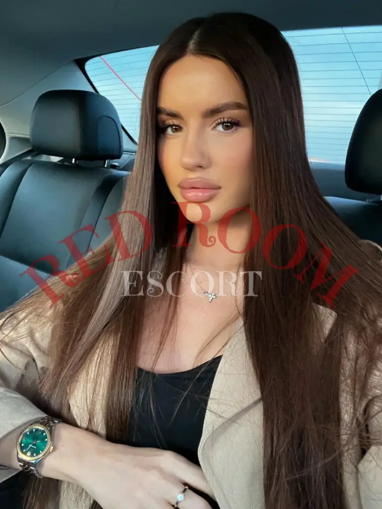 Эскортница Рокси - грудь 3, рост 170 см, вес 52 кг, цвет волос Русые