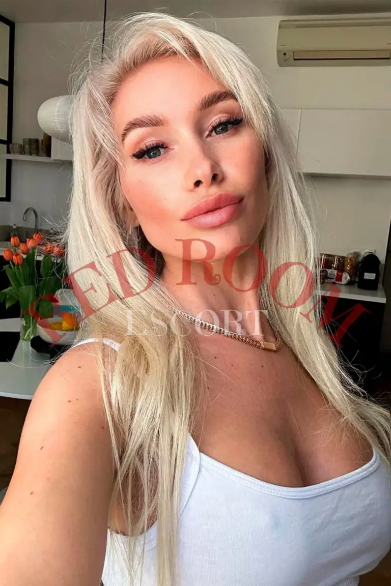 Эскортница Виола - грудь 2, рост 170 см, вес 55 кг, цвет волос Блондинки